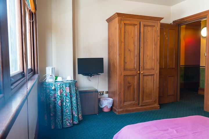 Room 11 of 28