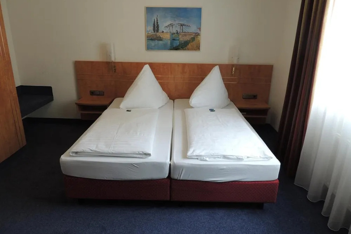 Room 7 of 24