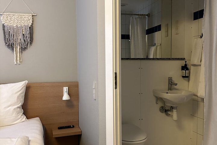 Room 33 of 87