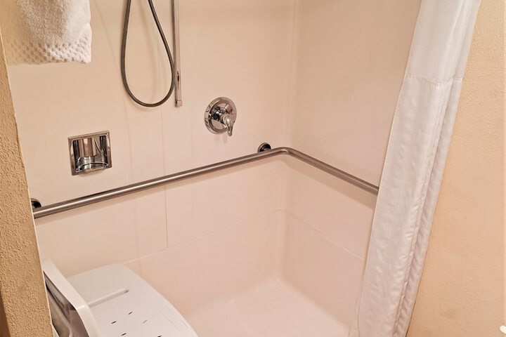 1 Queen Bed | Mob Accessible Roll in Shower Micfridg (2 of 12)