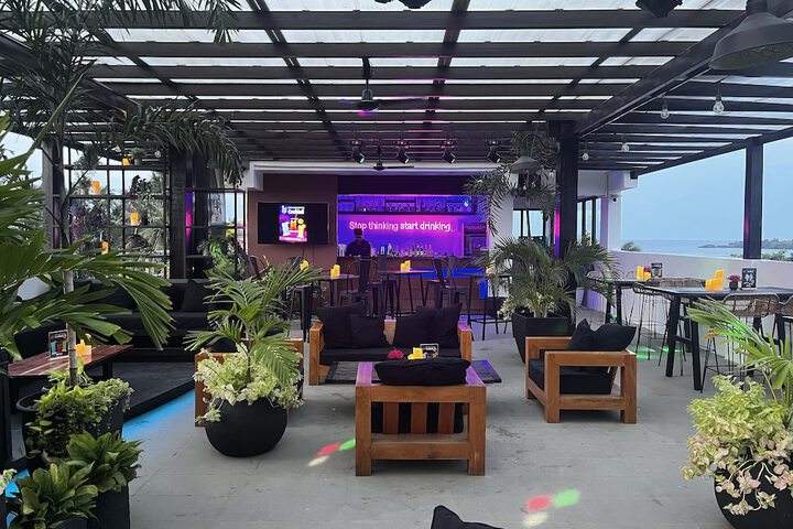 Lounge 37 of 42