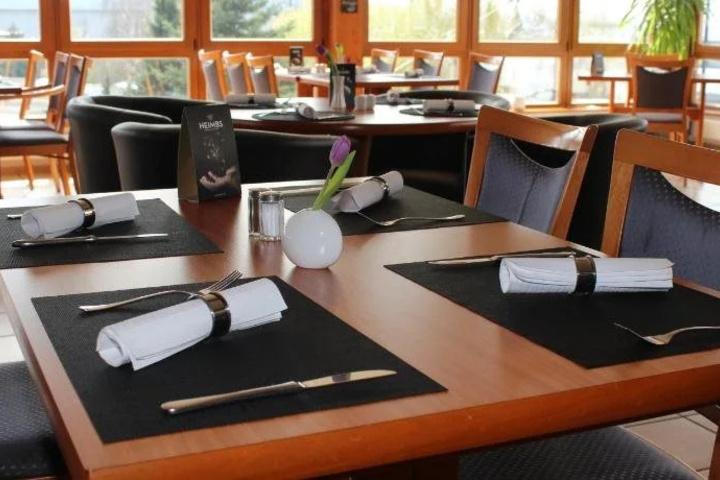 Dining 8 of 12