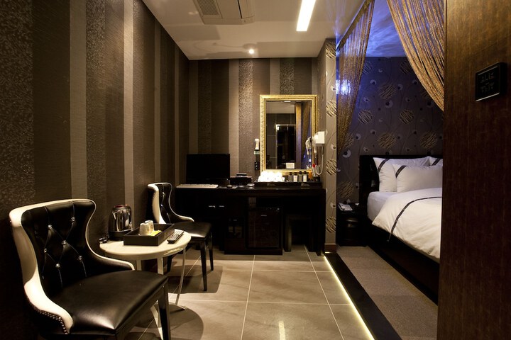 Room 8 of 24