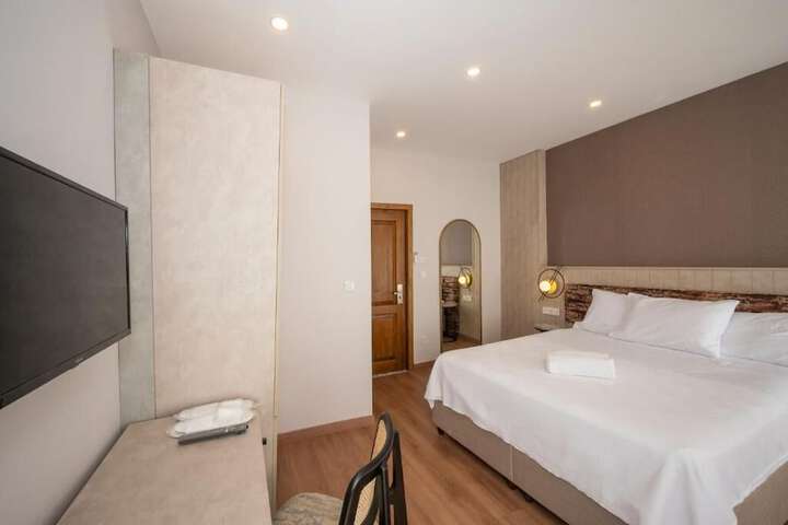 Room 12 of 98