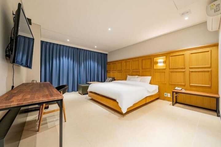 Room 2 of 20