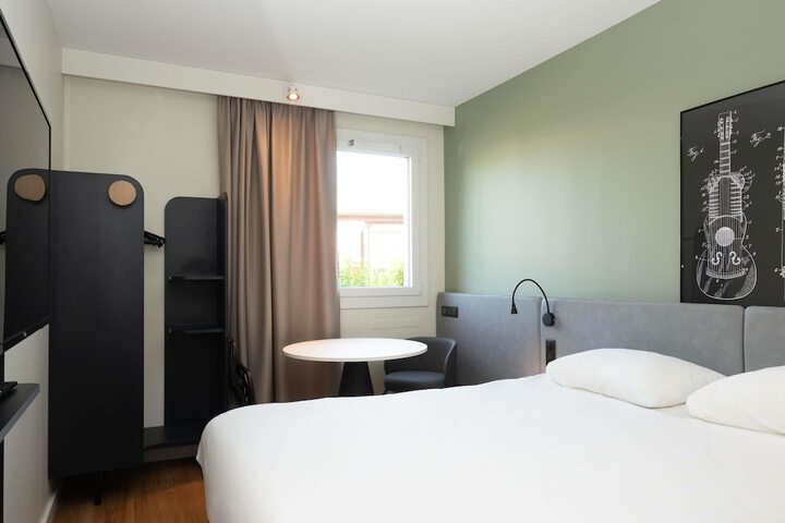 Room 10 of 28