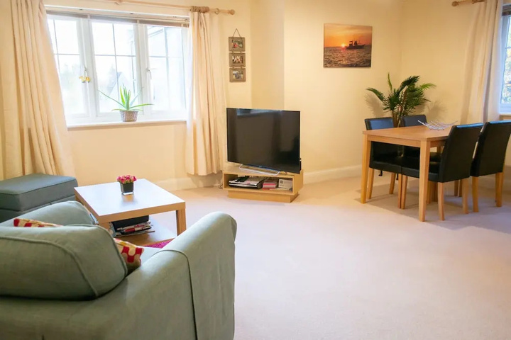 Bright 2 Bedroom Flat With Parking in Oxford