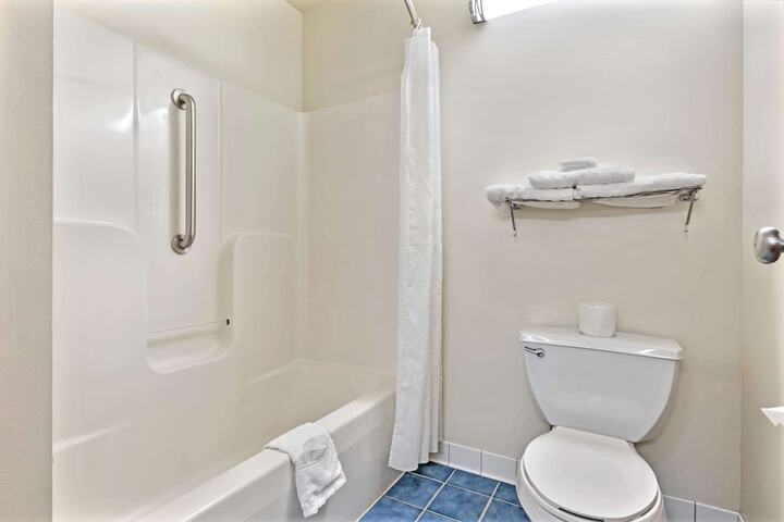 1 Queen Accessible Bathtub Microwave, Refrigerator WiFi Full Breakfast (4 of 15)