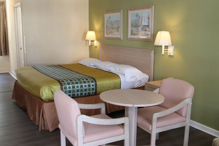 Deluxe King Bed (5 of 33)