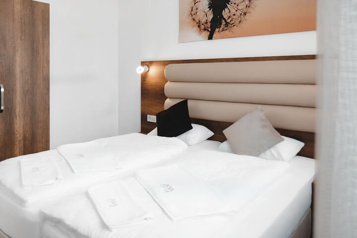 Room 3 of 44