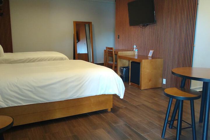 Room 4 of 8