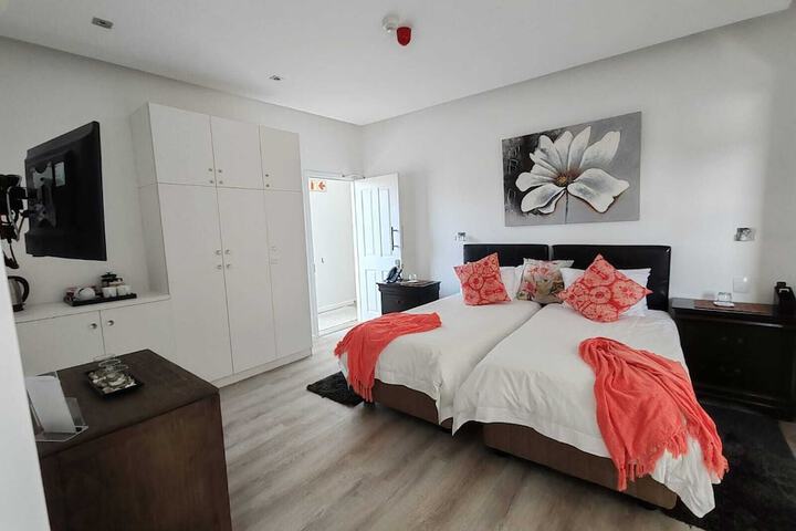 Room 25 of 106