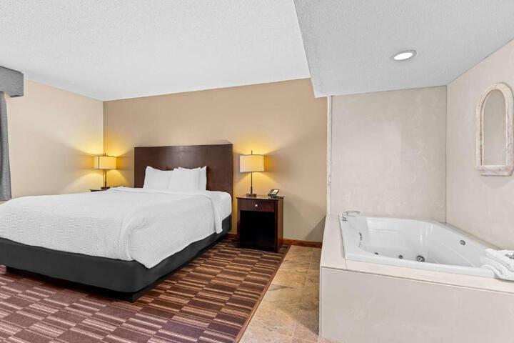 1 King Bed Microfridge High Speed Internet Full Breakfast (5 of 18)