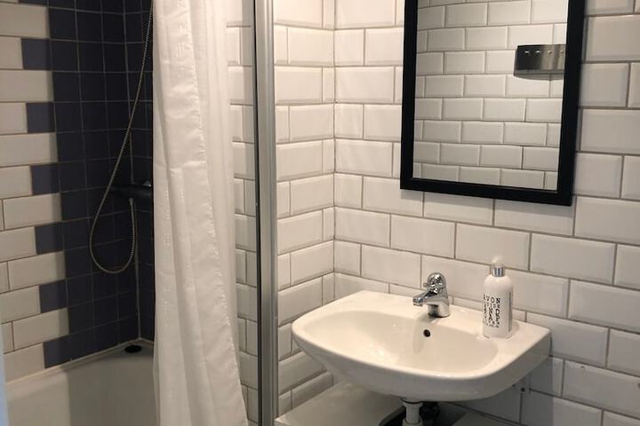 Room 8 of 12