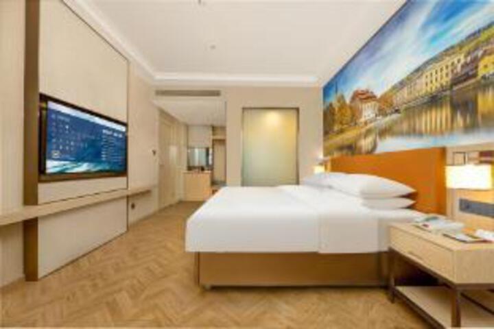 Room 8 of 9