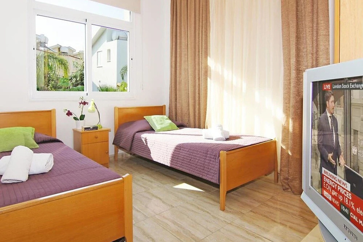 Room 4 of 12