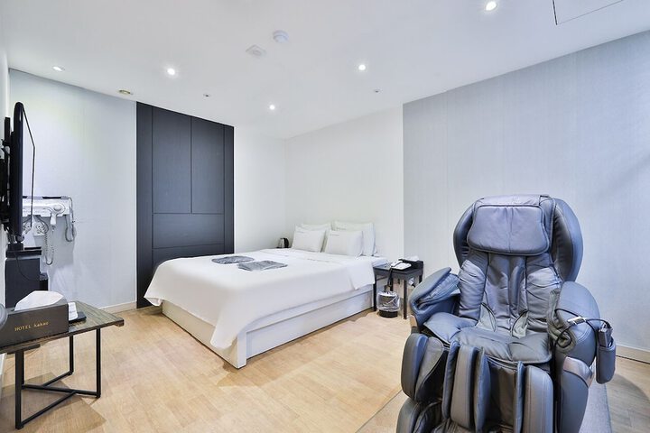 Room 13 of 34