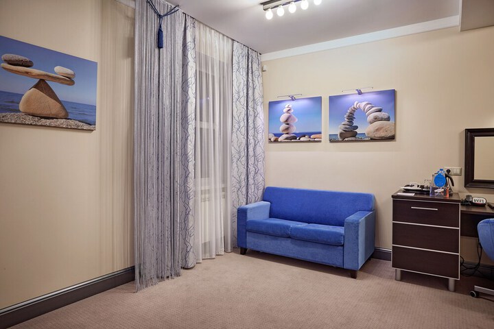 Room 27 of 73