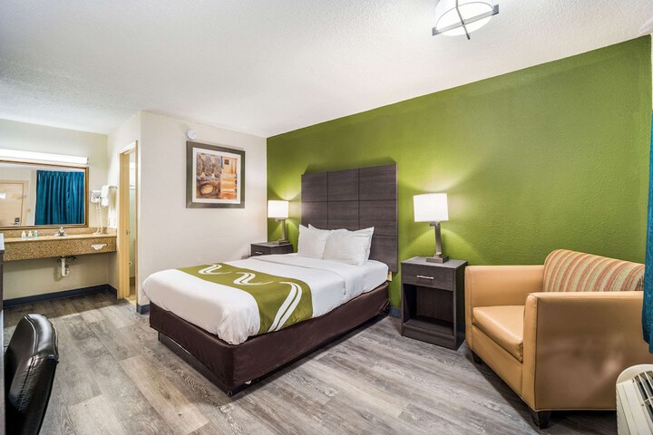 1 Queen Bed (2 of 3)
