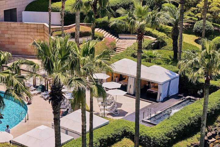 Hotel with Pool