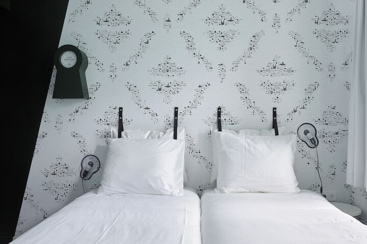 Room 10 of 43