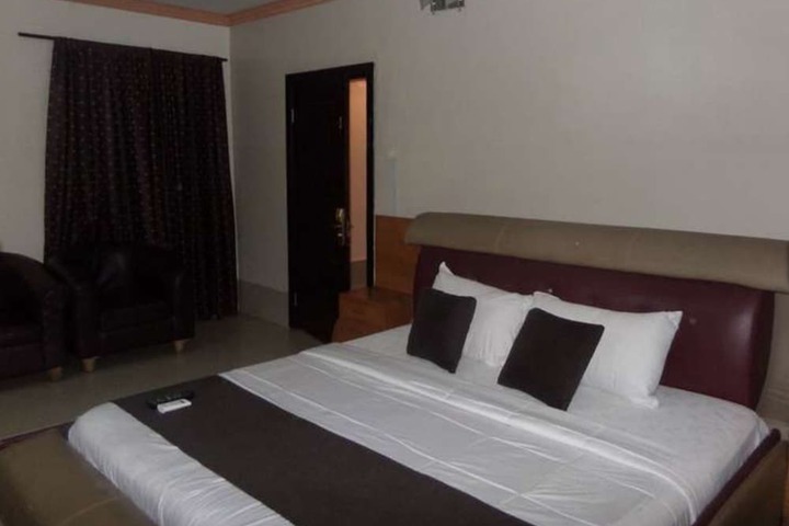 Room 12 of 16