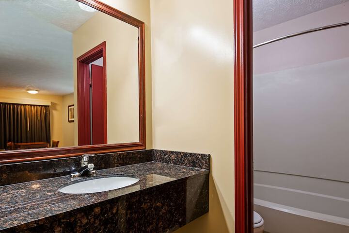 2 Double Beds High Speed Internet, Microwave, Refrigerator, Coffee Maker Iron Hair Full Breakfast (4 of 8)