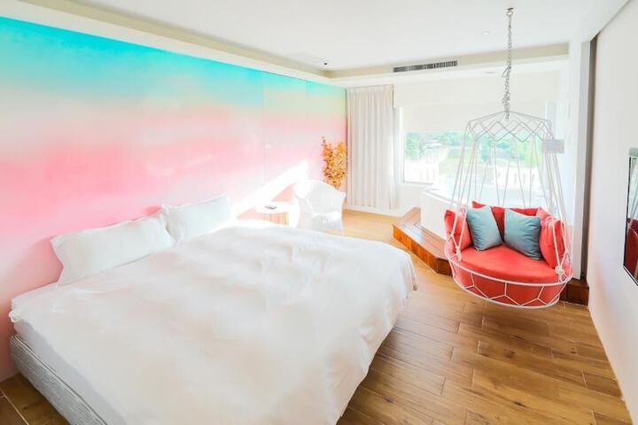 Room 4 of 76