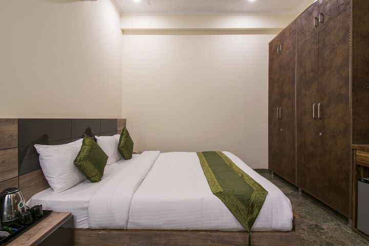 Room 6 of 33