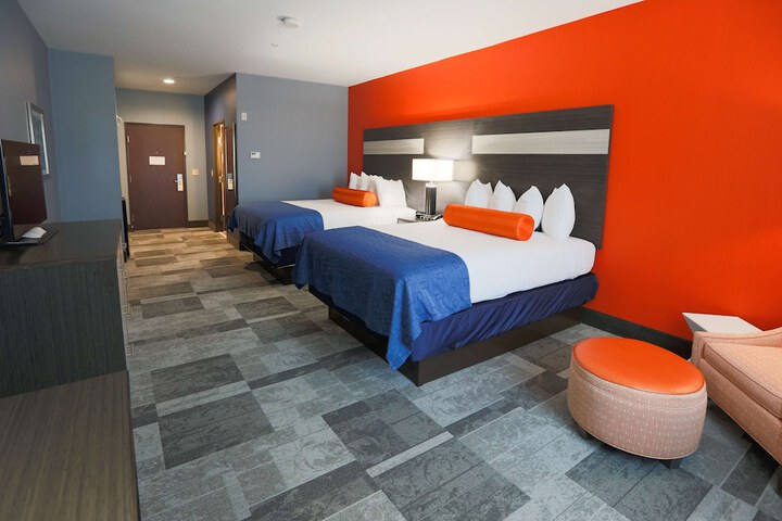2 Queen Beds Pillowtop Bed 40 Inch LCD TV, Microwave and Refrigerator Full Breakfast (3 of 12)
