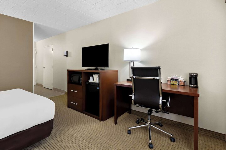 1 Queen Bed Accessible (4 of 9)