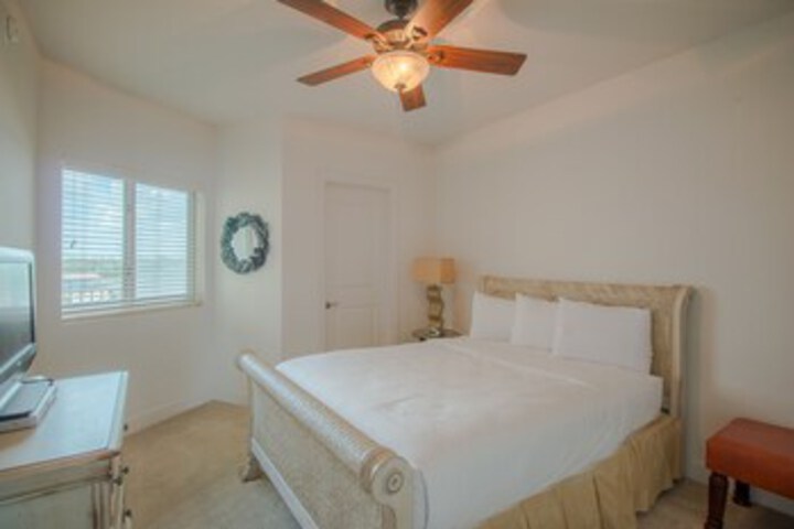 Sea Breeze 704 Deluxe Apartment in Biloxi, MS