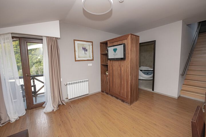 Room 8 of 93