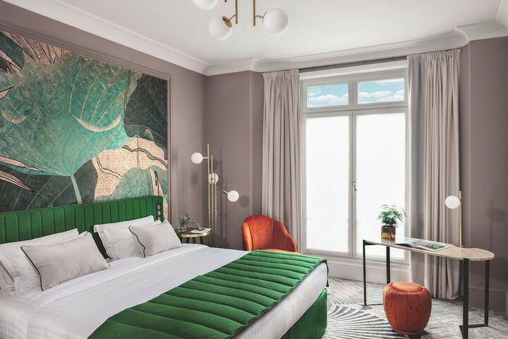Room 18 of 200