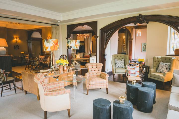 Lounge 43 of 53