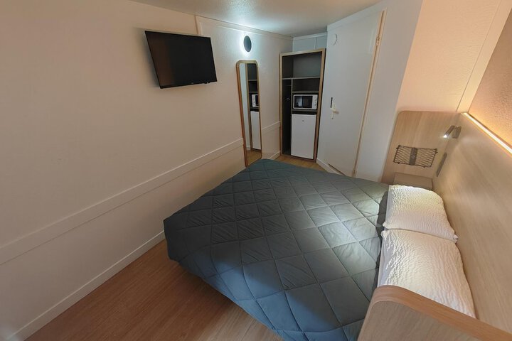 Room 9 of 48