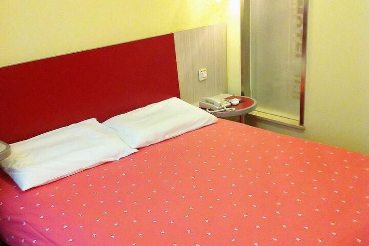 Room 32 of 42
