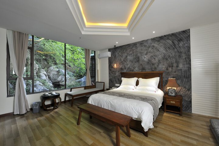 Room 52 of 161