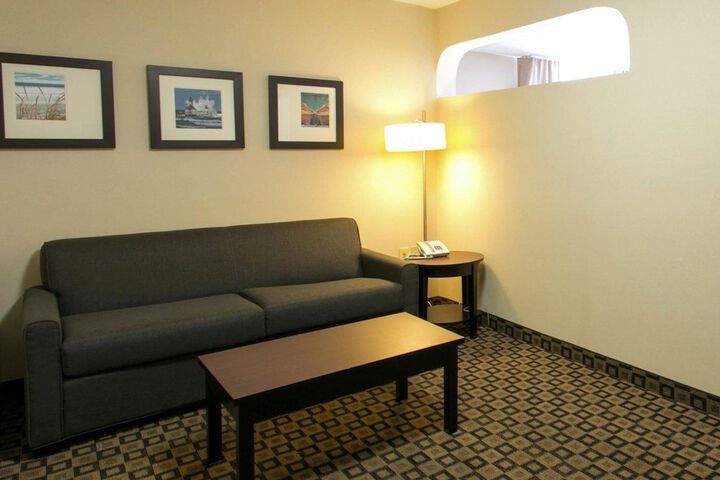 1 King Bed Suite (6 of 9)