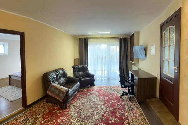 Room 4 of 9