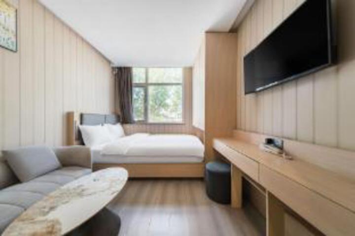 Room 4 of 6