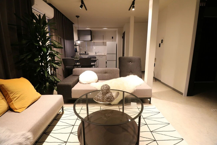 Room 6 of 16