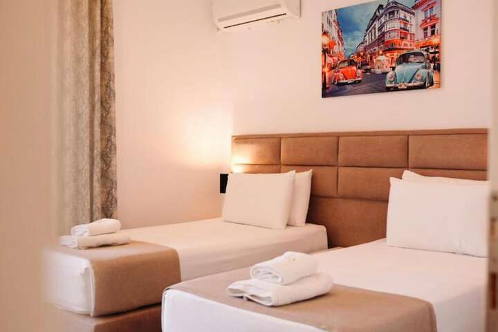 Room 4 of 33