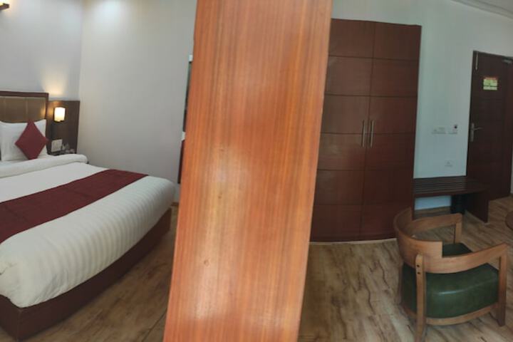 Room 7 of 33