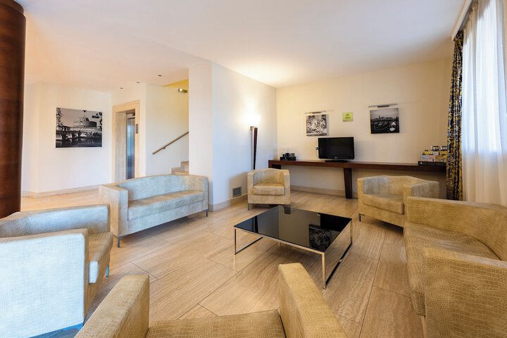 Hotel Interior 4 of 118