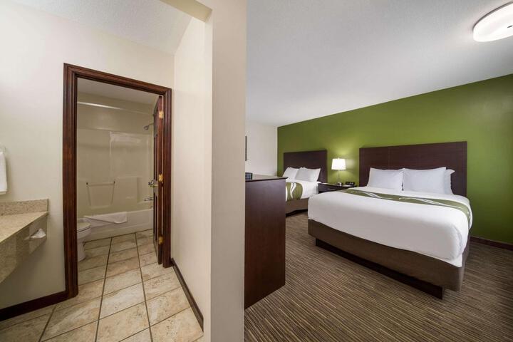 2 Queen Beds (1 of 8)