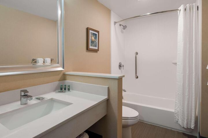 2 Queen Beds Microwave and Refrigerator Full Breakfast (2 of 2)