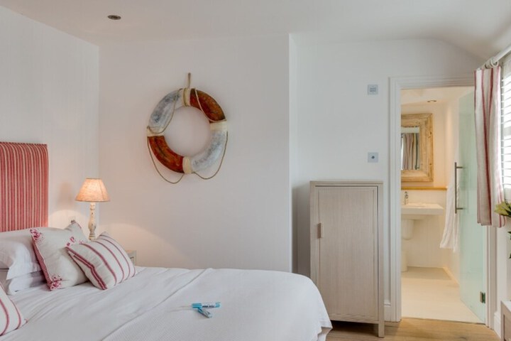 Room 5 of 44