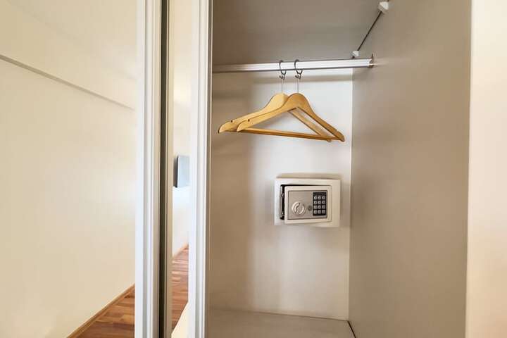 Room 4 of 33