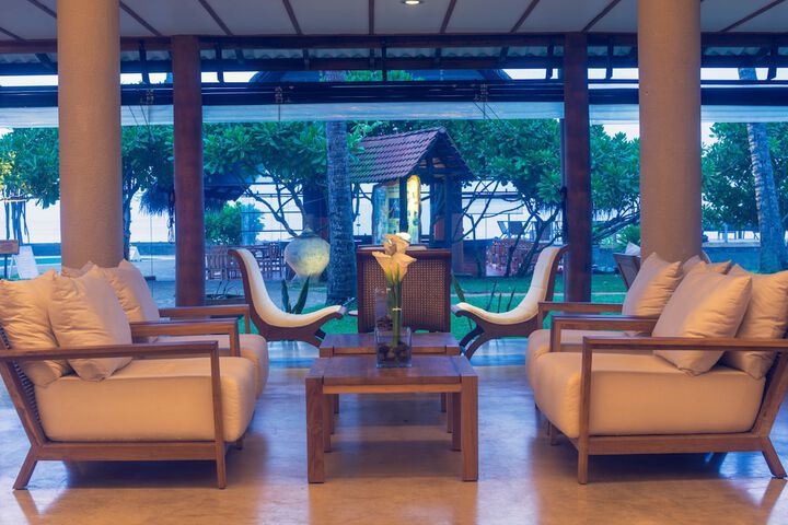 Check-in/check-out kiosk
